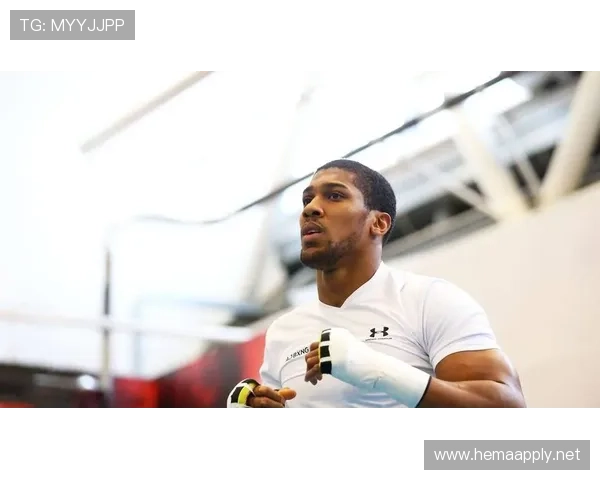 安东尼·约书亚拎着塑料袋从巷子里出来，豪车就停门口——人设当场裂开了