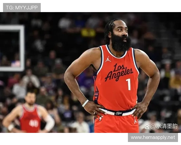 哈登利用挡拆拉开空间提升三分效率，稳坐火箭核心组织者位置